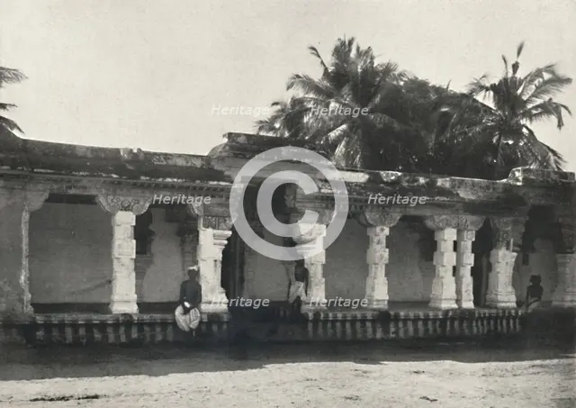 'Wandelhalle eines Hindutempels, Ceylon', 1926. Artist: Unknown.