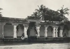 Wandelhalle eines Hindutempels, Ceylon 1926
