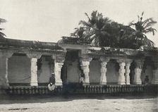 Wandelhalle eines Hindutempels, Ceylon 1926