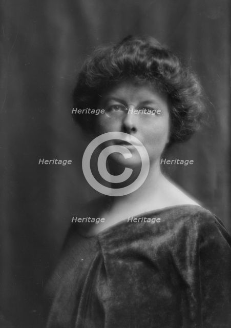 Ward, Mable R., Mrs., portrait photograph, 1913. Creator: Arnold Genthe.