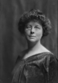 Ward, Mable R., Mrs., portrait photograph, 1913. Creator: Arnold Genthe