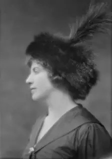 Warden, Miss, portrait photograph, 1915 Mar. 10. Creator: Arnold Genthe