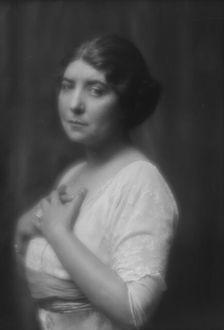 Ware, Helen, Miss, portrait photograph, 1913. Creator: Arnold Genthe