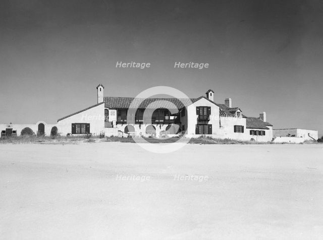 Warner house, between 1911 and 1942. Creator: Arnold Genthe.