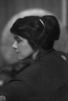 Warren, Gertrude, Miss, or Miss Jackman, portrait photograph, 1912 or 1913. Creator: Arnold Genthe