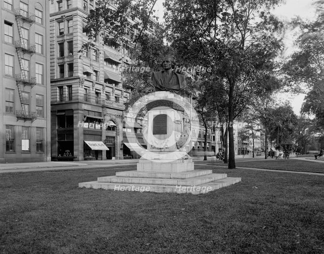 Washington Boulevard and Columbus monument, Detroit, Mich., between 1910 and 1920. Creator: Unknown.