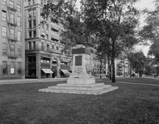 Washington Boulevard and Columbus monument, Detroit, Mich., between 1910 and 1920. Creator: Unknown