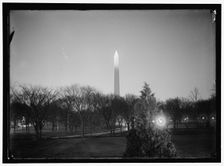 Washington Monument, between 1910 and 1917. Creator: Harris & Ewing