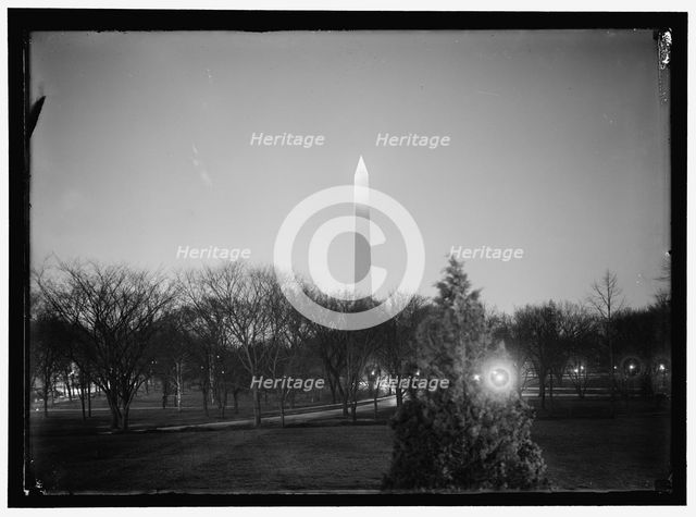 Washington Monument, between 1910 and 1917. Creator: Harris & Ewing.