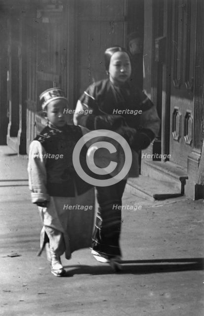 Washington Street, Chinatown, San Francisco, between 1896 and 1906. Creator: Arnold Genthe.