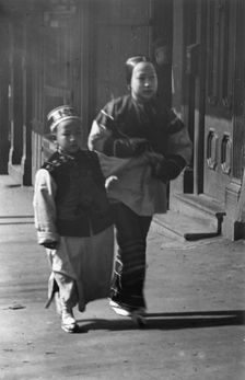 Washington Street, Chinatown, San Francisco, between 1896 and 1906. Creator: Arnold Genthe