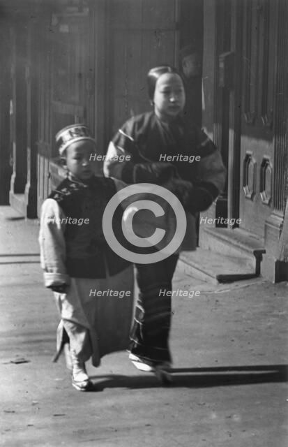 Washington Street, Chinatown, San Francisco, between 1896 and 1906. Creator: Arnold Genthe.