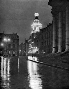 Wet weather in Trafalgar Square, London, 1926-1927. Artist: Paterson