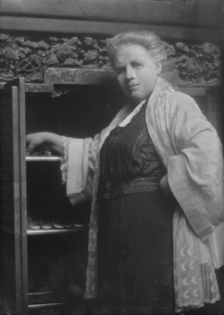 Weisse, Mrs., portrait photograph, 1913 Mar. 28. Creator: Arnold Genthe