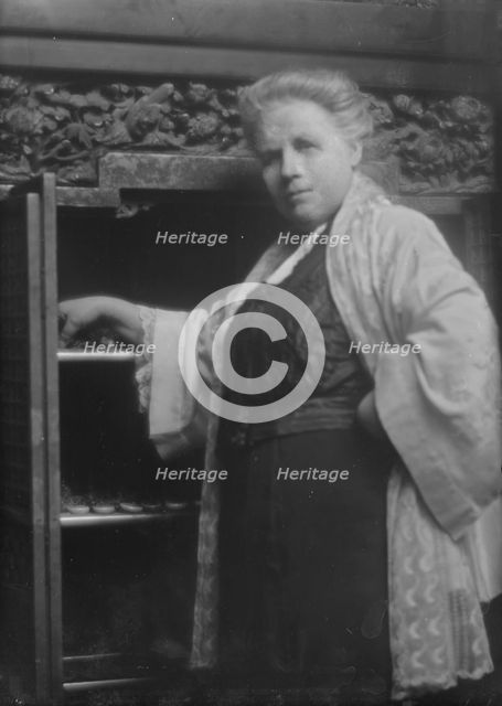 Weisse, Mrs., portrait photograph, 1913 Mar. 28. Creator: Arnold Genthe.