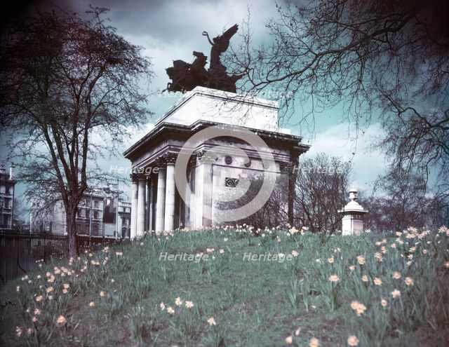Wellington Arch and Quadriga, Hyde Park Corner, London, c1955. Creator: Arthur Charles Kirby Ware.