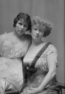 Werner, Charlotte F., and her mother, portrait photograph, 1914 Jan. 30. Creator: Arnold Genthe