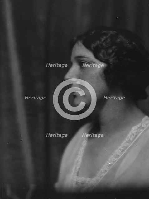 West, L., Miss, portrait photograph, 1913. Creator: Arnold Genthe.
