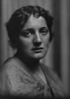 West, L., Miss, portrait photograph, 1913. Creator: Arnold Genthe