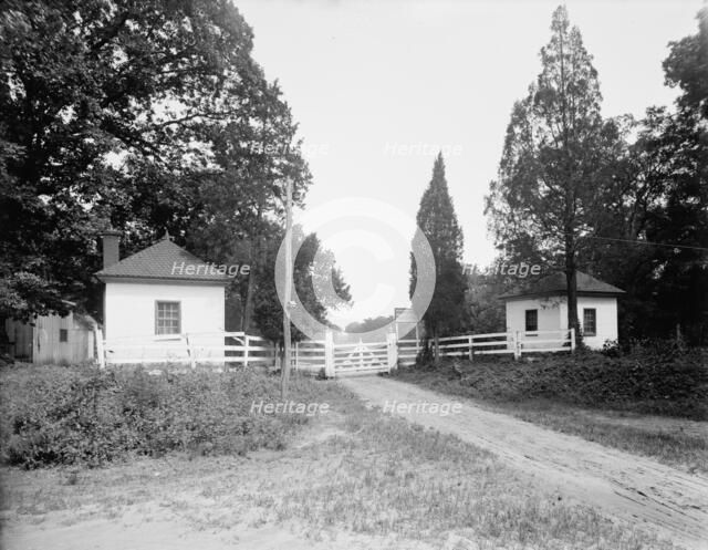 West lodge gate, Mt. Vernon, Va., between 1900 and 1915. Creator: Unknown.