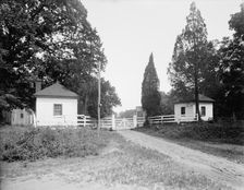 West lodge gate, Mt. Vernon, Va., between 1900 and 1915. Creator: Unknown