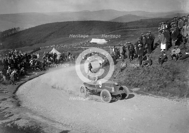 WG Tuck's Humber 14 hp competing in the Caerphilly Hillclimb, Wales, 25 June 1914.   Artist: Bill Brunell.