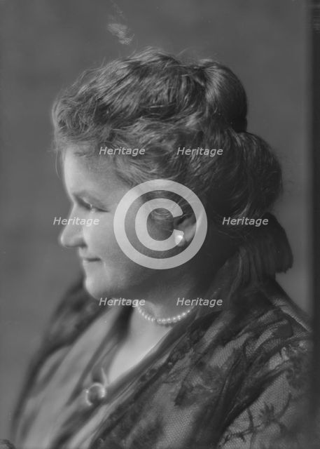 Whealy, Mrs., portrait photograph, 1915. Creator: Arnold Genthe.