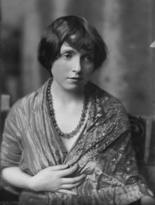 White, Gilbert, Mrs., portrait photograph, 1914 June 18. Creator: Arnold Genthe