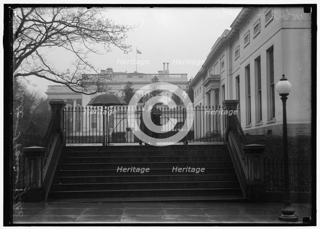 White House gate, between 1914 and 1918. Creator: Harris & Ewing.