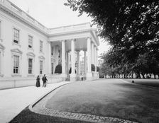 White House entrance, Washington, D.C., between 1910 and 1920. Creator: Unknown