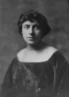 White, Miss, portrait photograph, 1916 Jan. Creator: Arnold Genthe