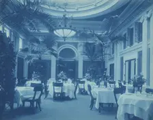Willard Hotel - dining room, between 1901 and 1910. Creator: Frances Benjamin Johnston