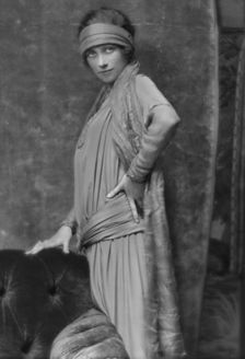 Williams, Harry, Mrs., portrait photograph, 1914 June 30. Creator: Arnold Genthe