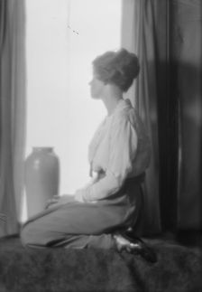 Williams, Harry, Mrs., portrait photograph, 1914 May 7. Creator: Arnold Genthe