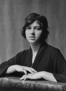 Williamson, W.F., Mrs. (Laura), portrait photograph, 1913 July 18. Creator: Arnold Genthe