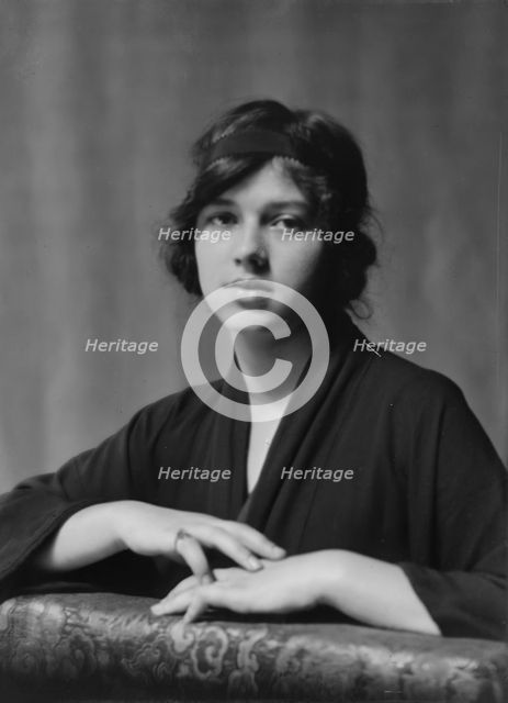 Williamson, W.F., Mrs. (Laura), portrait photograph, 1913 July 18. Creator: Arnold Genthe.