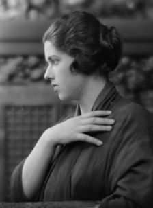 Williamson, W.F., Mrs. (Laura), portrait photograph, 1913 July 18. Creator: Arnold Genthe