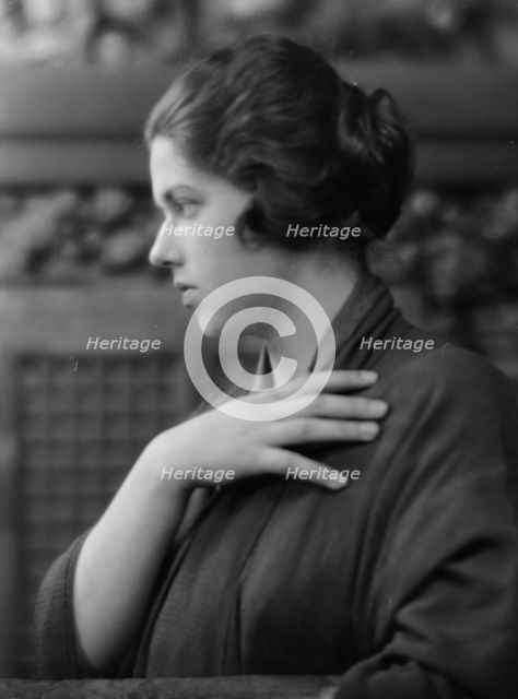 Williamson, W.F., Mrs. (Laura), portrait photograph, 1913 July 18. Creator: Arnold Genthe.