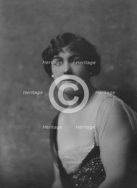 Williamson, W.F., Mrs., portrait photograph, 1916 or 1917. Creator: Arnold Genthe.