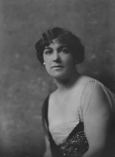 Williamson, W.F., Mrs., portrait photograph, 1916 or 1917. Creator: Arnold Genthe