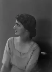 Wilson, Miss, portrait photograph, 1916. Creator: Arnold Genthe