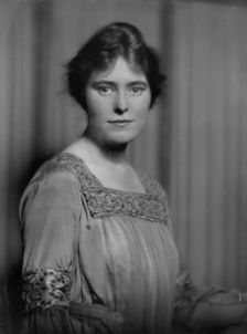 Wilson, Grace, Miss, portrait photograph, 1917. Creator: Arnold Genthe
