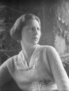 Wullner, Miss, portrait photograph, 1918 Creator: Arnold Genthe