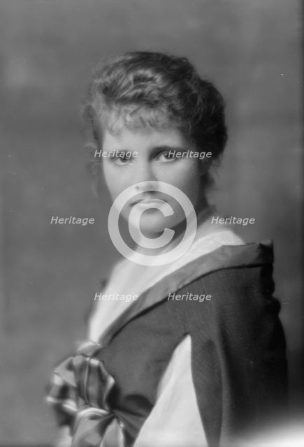 Wurtzburg, Irene, Miss, portrait photograph, 1914 May 8. Creator: Arnold Genthe.