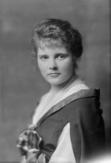 Wurtzburg, Irene, Miss, portrait photograph, 1914 May 8. Creator: Arnold Genthe