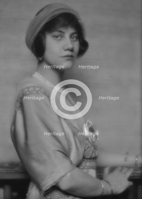 Wyatt, Florence, Miss, portrait photograph, 1912 May 24. Creator: Arnold Genthe.