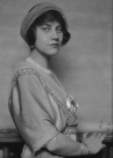 Wyatt, Florence, Miss, portrait photograph, 1912 May 24. Creator: Arnold Genthe