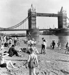 Tower Beach, London, 1952. Creator: Henry Grant