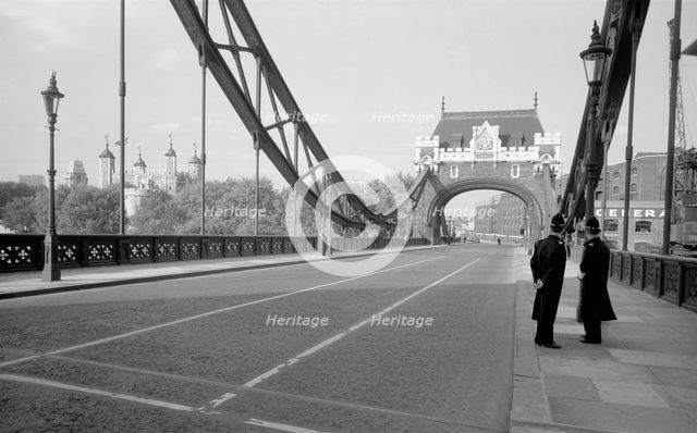 Tower Bridge, London, c1945-c1980. Artist: Eric de Maré.