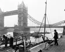 Tower Bridge, Stepney, Tower Hamlets, London. Creator: George Davison Reid